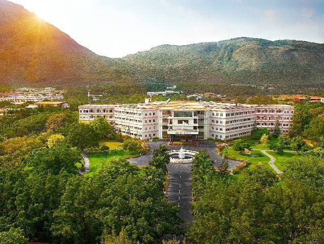 VGU Online BCA campus